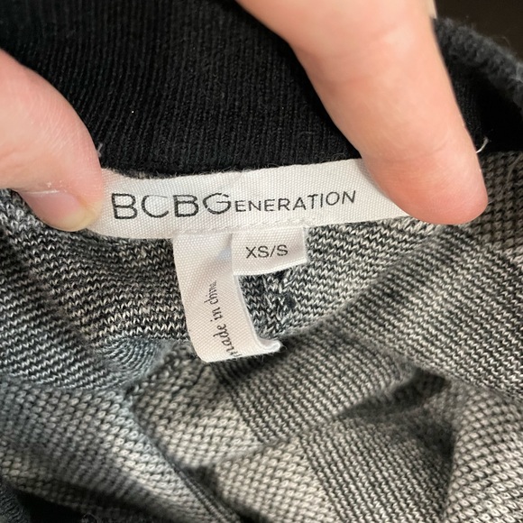 BCBGENERATION Black & White Plaid Cropped Top Sweater, Loose fitting, size XS - Picture 2 of 5